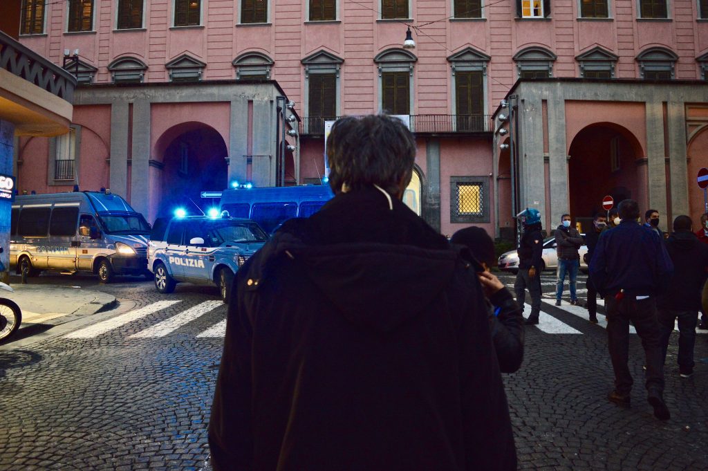 Napoli scontri polizia 