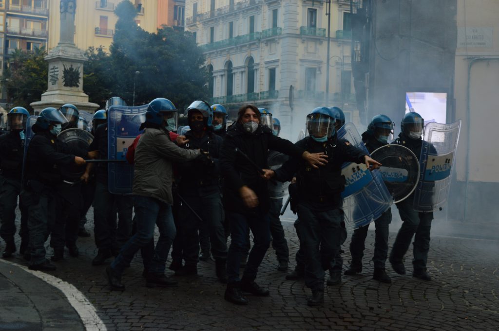 Napoli scontri polizia